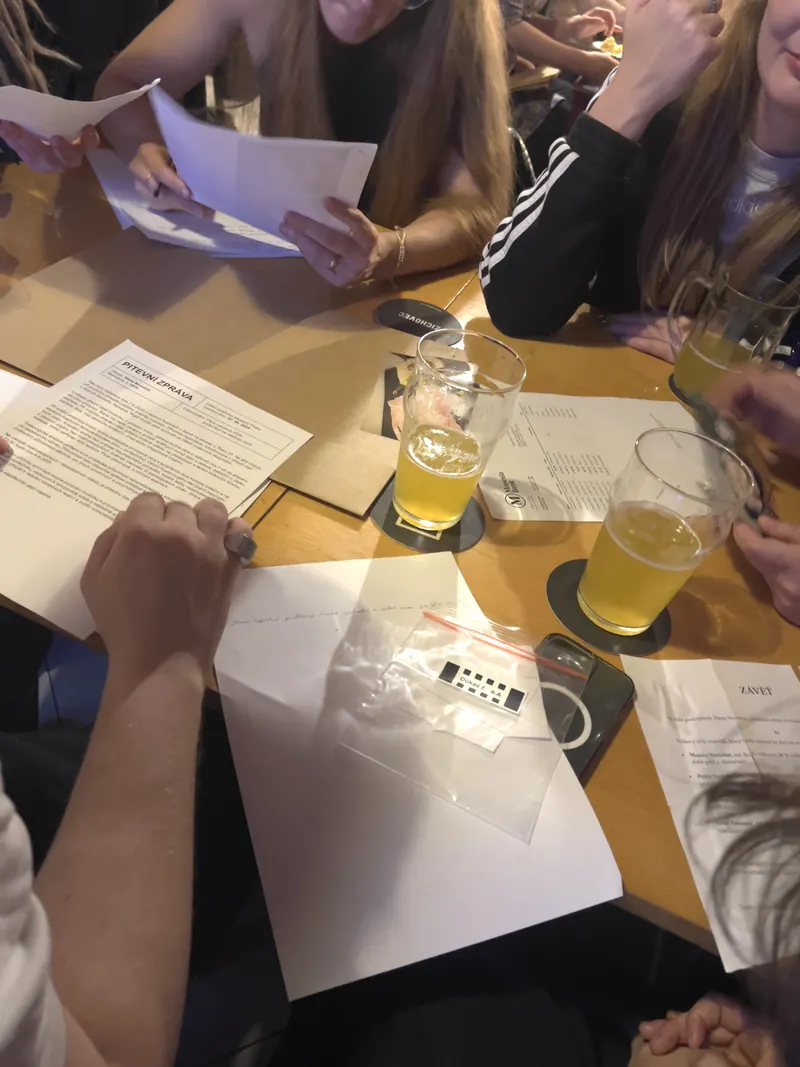 Úsměvná atmosféra účastníků na veřejné Friendzy party v baru