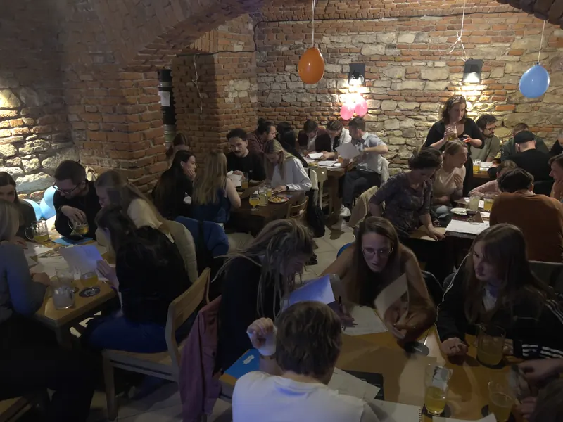 Skupina účastníků spolupracuje během týmového Friendzy eventu