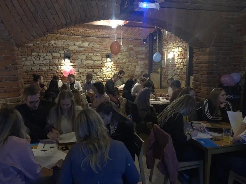 Tým společně řeší indície při Friendzy aktivitě ve Starém Městě